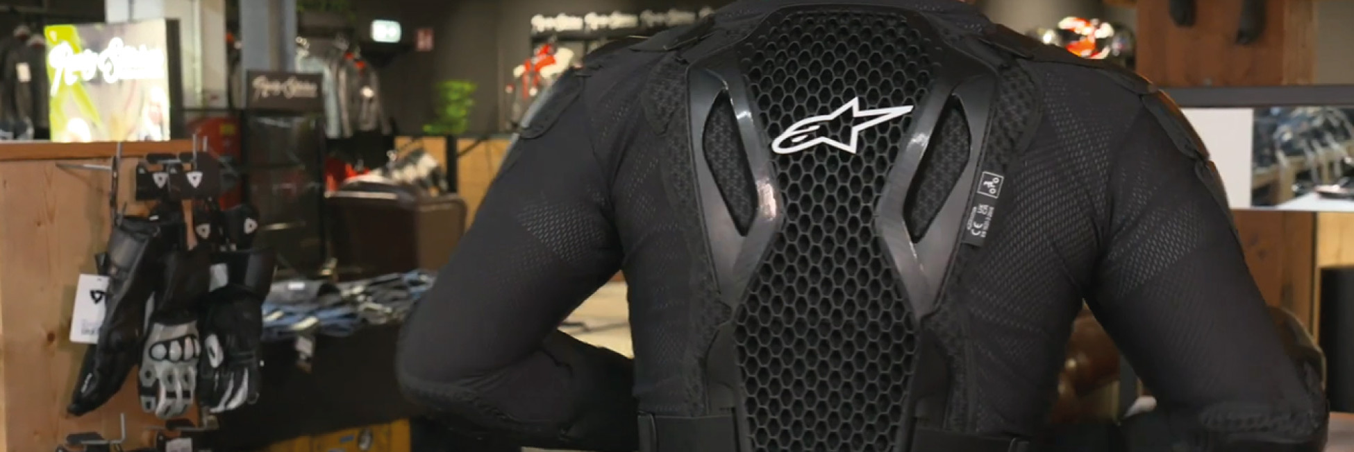 Foto: Veiligheidstip: cross vest veilig onder een hoodie dragen