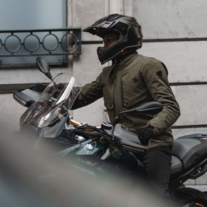 Foto:  De beste motoroutfits voor de woonwerk verkeer rijder