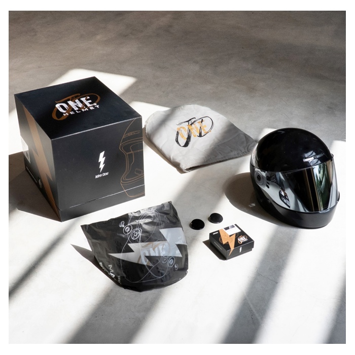 Foto: JD/One Glossy Black Integraalhelm